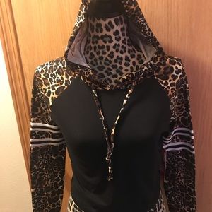 Hot Kiss Leopard / Blk Crop Top w/hoodie